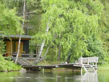 Chalet en bois au bord d'un lac