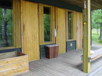 Chalet en bois au bord d'un lac