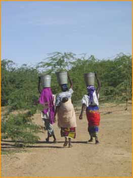 Femmes allant chercher de l'eau