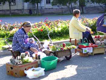 Babouchkas sur un marché