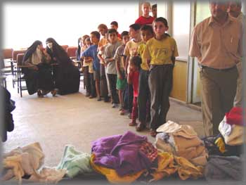 Vêtements et médicaments donnés aux régugiés kurdes