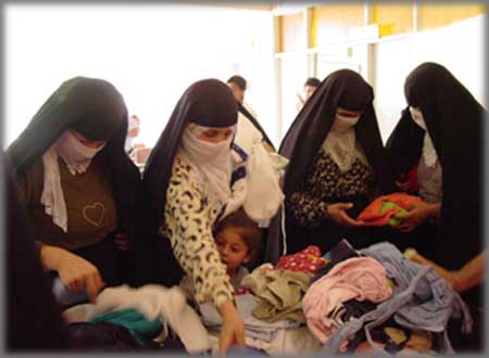 Vêtements et médicaments donnés aux régugiés kurdes
