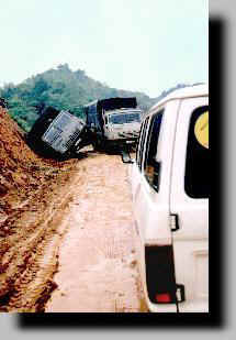 Un camion renvers nous bloque